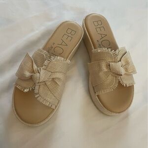 Beach by Matisse Women’s Cream Bow Slide Sandals, Bow & Raffia Details, Size 10M